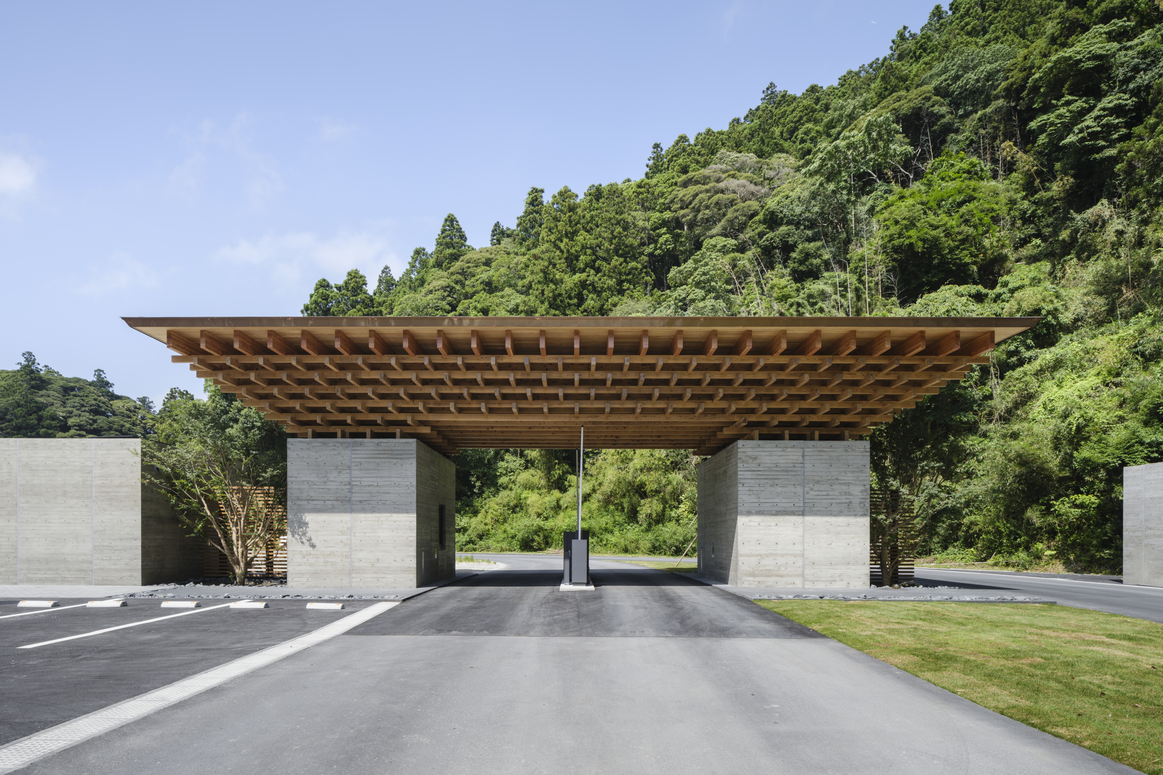 コース内を走る白い車の画像