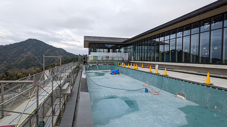 Infinity pool with a view of the driving course below